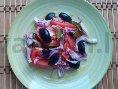 Pomidorų, šaltalankių ir raudonojo svogūno salotas pagrindine nuotrauka