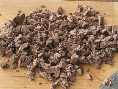 Salotas su kepenimis ir marinuotais agurkais Žingsnis 1