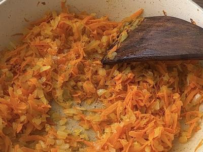 Salotas su kepenimis ir marinuotais agurkais Žingsnis 2