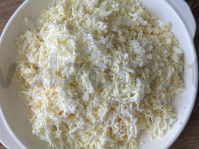 Salotas su kepenimis ir marinuotais agurkais Žingsnis 3