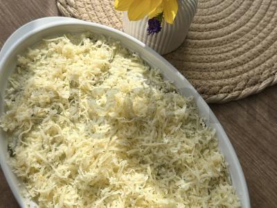 Salotas su kepenimis ir marinuotais agurkais pagrindine nuotrauka