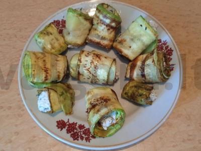 Cukinijų ritinėliai su graikiniais riešutais ir varškės sūriu pagrindine nuotrauka