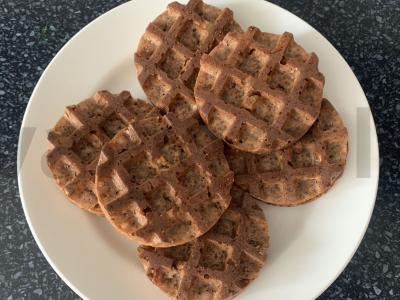 Varškės šokoladiniai vafliai desertui pagrindine nuotrauka