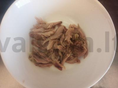 Salotas su kopūstu, agurku, kiaušiniu ir rūkytomis vištienos krūtinėlėmis Žingsnis 2