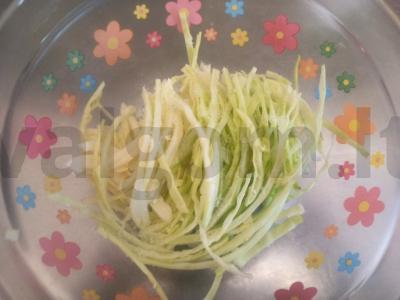 Salotas su kopūstu, agurku, kiaušiniu ir rūkytomis vištienos krūtinėlėmis Žingsnis 5