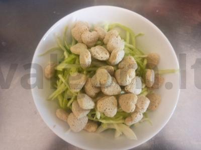 Salotas su kopūstu, agurku, kiaušiniu ir rūkytomis vištienos krūtinėlėmis Žingsnis 6