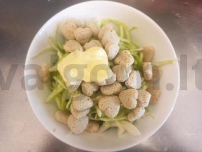 Salotas su kopūstu, agurku, kiaušiniu ir rūkytomis vištienos krūtinėlėmis Žingsnis 7