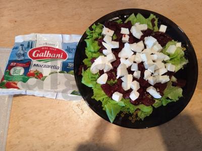 Salotos su marinuotomis burokėliais ir mocarela Žingsnis 3