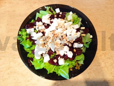 Salotos su marinuotomis burokėliais ir mocarela pagrindine nuotrauka