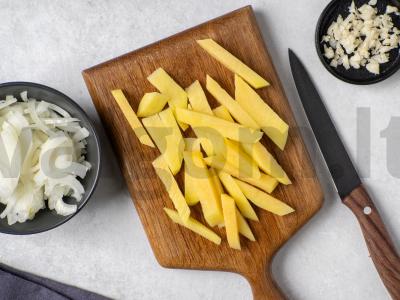 Bulvės su voveraitėmis ir marinuotais agurkais Žingsnis 1