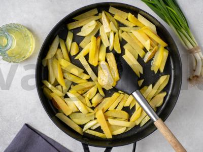 Bulvės su voveraitėmis ir marinuotais agurkais Žingsnis 2