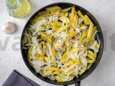 Bulvės su voveraitėmis ir marinuotais agurkais Žingsnis 3