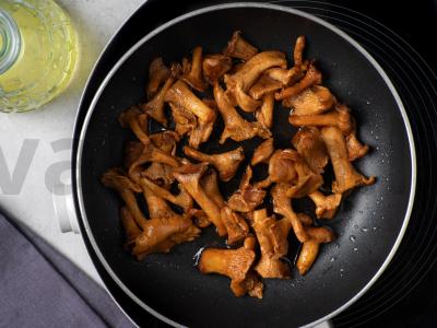 Bulvės su voveraitėmis ir marinuotais agurkais Žingsnis 4