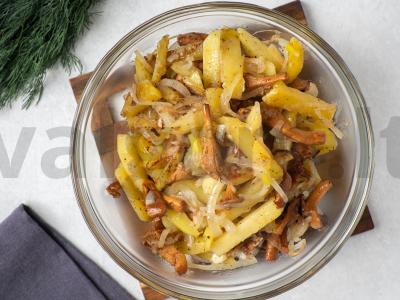 Bulvės su voveraitėmis ir marinuotais agurkais Žingsnis 6