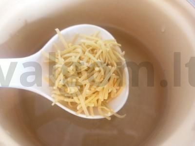 Greitas sriuba su makaronais ir pomidorų tyrė Žingsnis 1