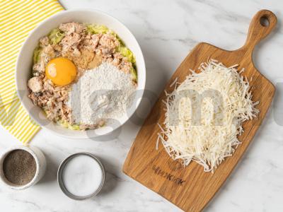 Cukinijų ir konservuotų žuvų kotletai Žingsnis 3