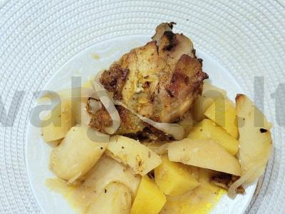 Vištiena, kepta su obuoliais ir bulvėmis orkaitėje pagrindine nuotrauka