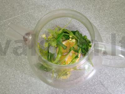 Liepos, mėtų, spanguolių, citrinos ir medaus arbata Žingsnis 3