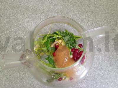 Liepos, mėtų, spanguolių, citrinos ir medaus arbata Žingsnis 5