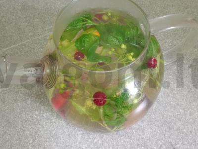 Liepos, mėtų, spanguolių, citrinos ir medaus arbata Žingsnis 6