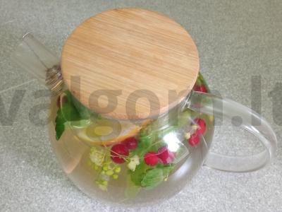 Liepos, mėtų, spanguolių, citrinos ir medaus arbata pagrindine nuotrauka