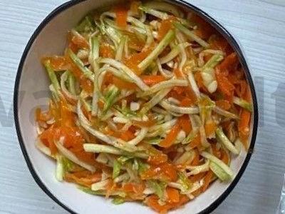 Aštrus užkandis iš cukinijos ir morkų pagrindine nuotrauka