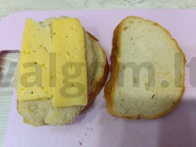 Karštas sumuštinis su vištienos kotletu ir sūriu Žingsnis 3