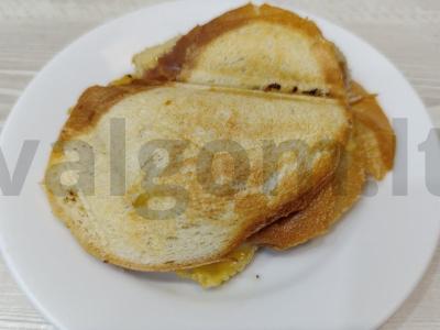 Karštas sumuštinis su vištienos kotletu ir sūriu pagrindine nuotrauka