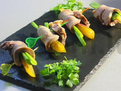 Rulonai iš liežuvio su krienais ir agurku pagrindine nuotrauka