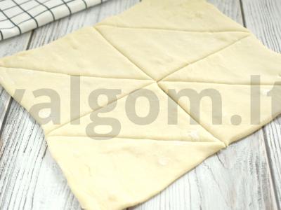 Sluoksniuotos tešlos rageliai su želė saldainiais Žingsnis 3