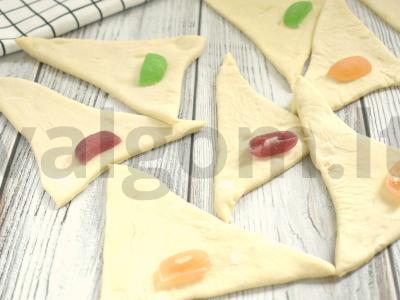 Sluoksniuotos tešlos rageliai su želė saldainiais Žingsnis 4