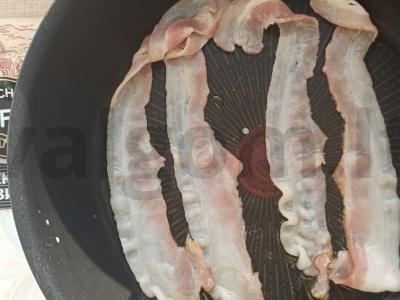 Kiaušiniai su bekonu ir žaliąja pupelių Žingsnis 1