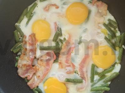 Kiaušiniai su bekonu ir žaliąja pupelių Žingsnis 3