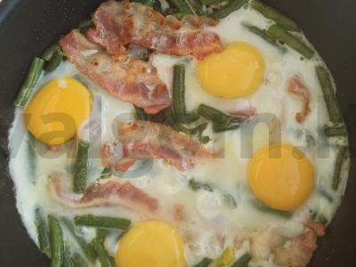 Kiaušiniai su bekonu ir žaliąja pupelių pagrindine nuotrauka