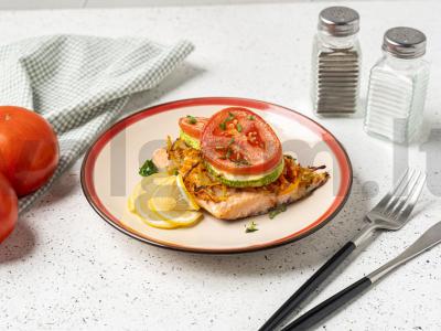 Lašiša po daržovių kepure orkaitėje pagrindine nuotrauka