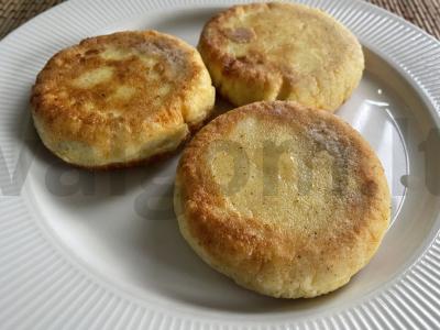 Sūrio blynai kaip kavinėje pagrindine nuotrauka