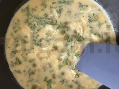 Kiaušiniai su žaliais žirneliais pusryčiams Žingsnis 7