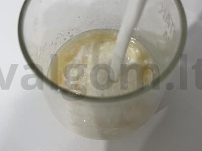 Kokteilis su bananų sultimis ir braškių džemu Žingsnis 3