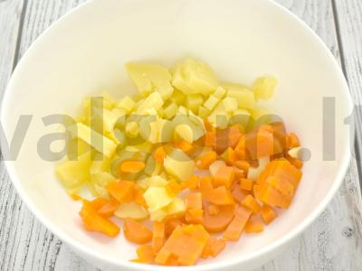 Olivje salotos su putpelių kiaušiniais ir dešra Žingsnis 1