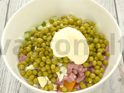 Olivje salotos su putpelių kiaušiniais ir dešra Žingsnis 4