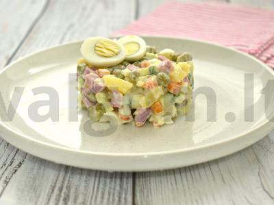 Olivje salotos su putpelių kiaušiniais ir dešra pagrindine nuotrauka