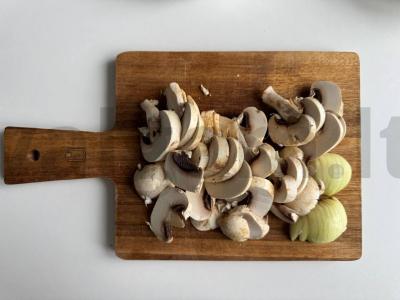 Sluoksniuota galeta su grybais ir trimis sūrio rūšimis Žingsnis 1