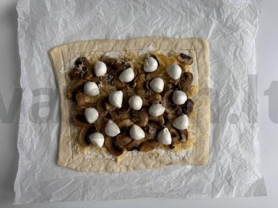 Sluoksniuota galeta su grybais ir trimis sūrio rūšimis Žingsnis 3