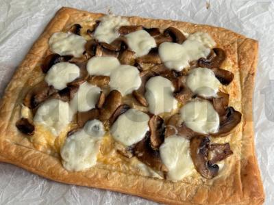 Sluoksniuota galeta su grybais ir trimis sūrio rūšimis pagrindine nuotrauka