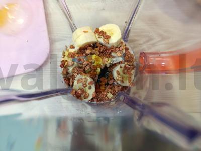 Pieno kokteilis su bananais ir granola Žingsnis 2