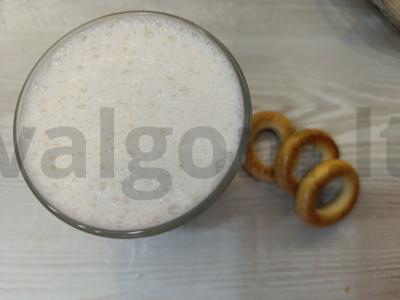 Pieno kokteilis su bananais ir granola pagrindine nuotrauka