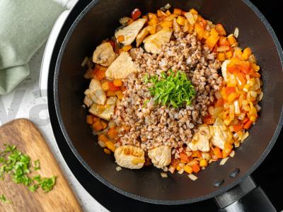 Grikių košė su vištiena ir daržovėmis Žingsnis 4