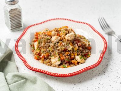 Grikių košė su vištiena ir daržovėmis pagrindine nuotrauka