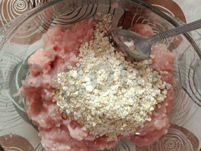 Kiaulienos kotletai su avižiniais dribsniais Žingsnis 1