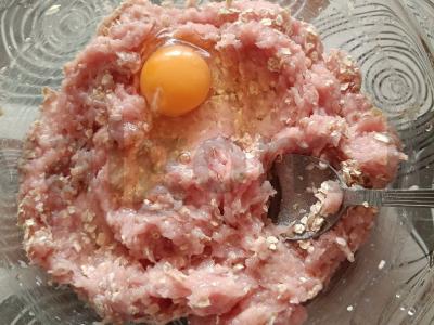 Kiaulienos kotletai su avižiniais dribsniais Žingsnis 2